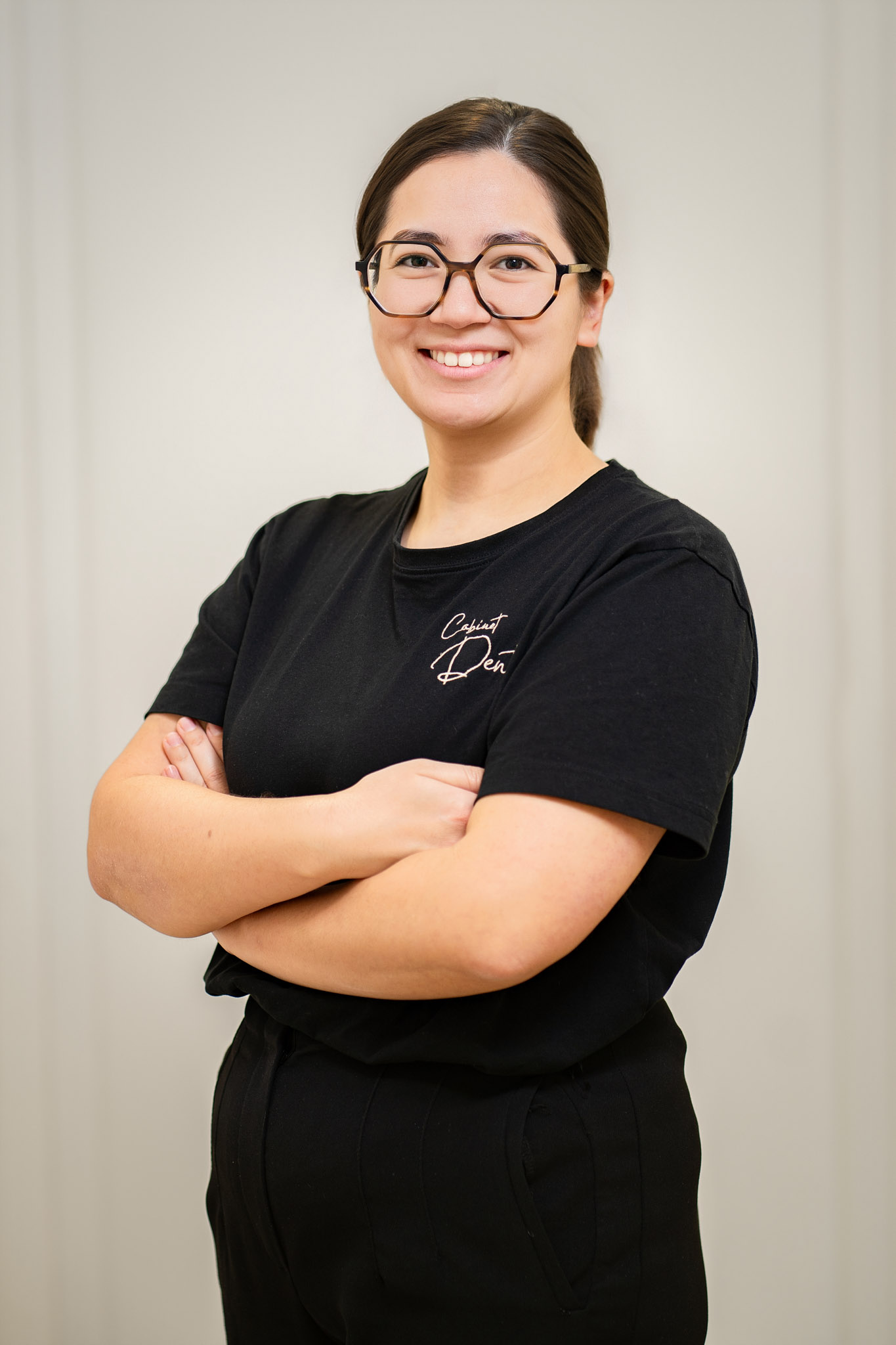 Portrait du Dr Marion Bellanger, souriante, en tenue du cabinet