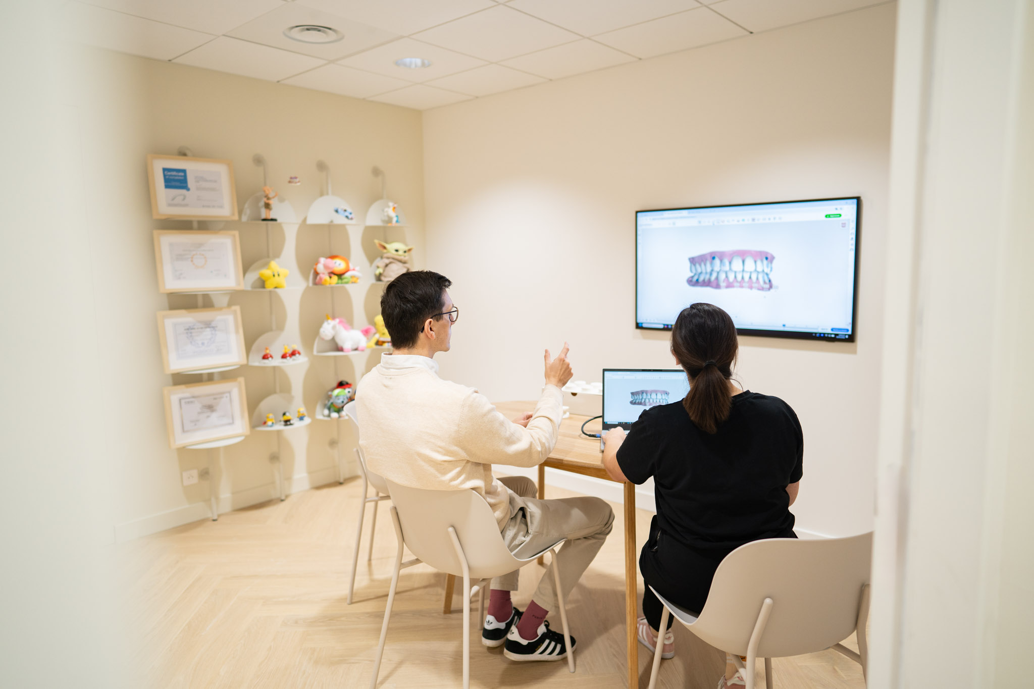 Le modèle 3D des dents d'un patient, présenté sur grand écran au cabinet