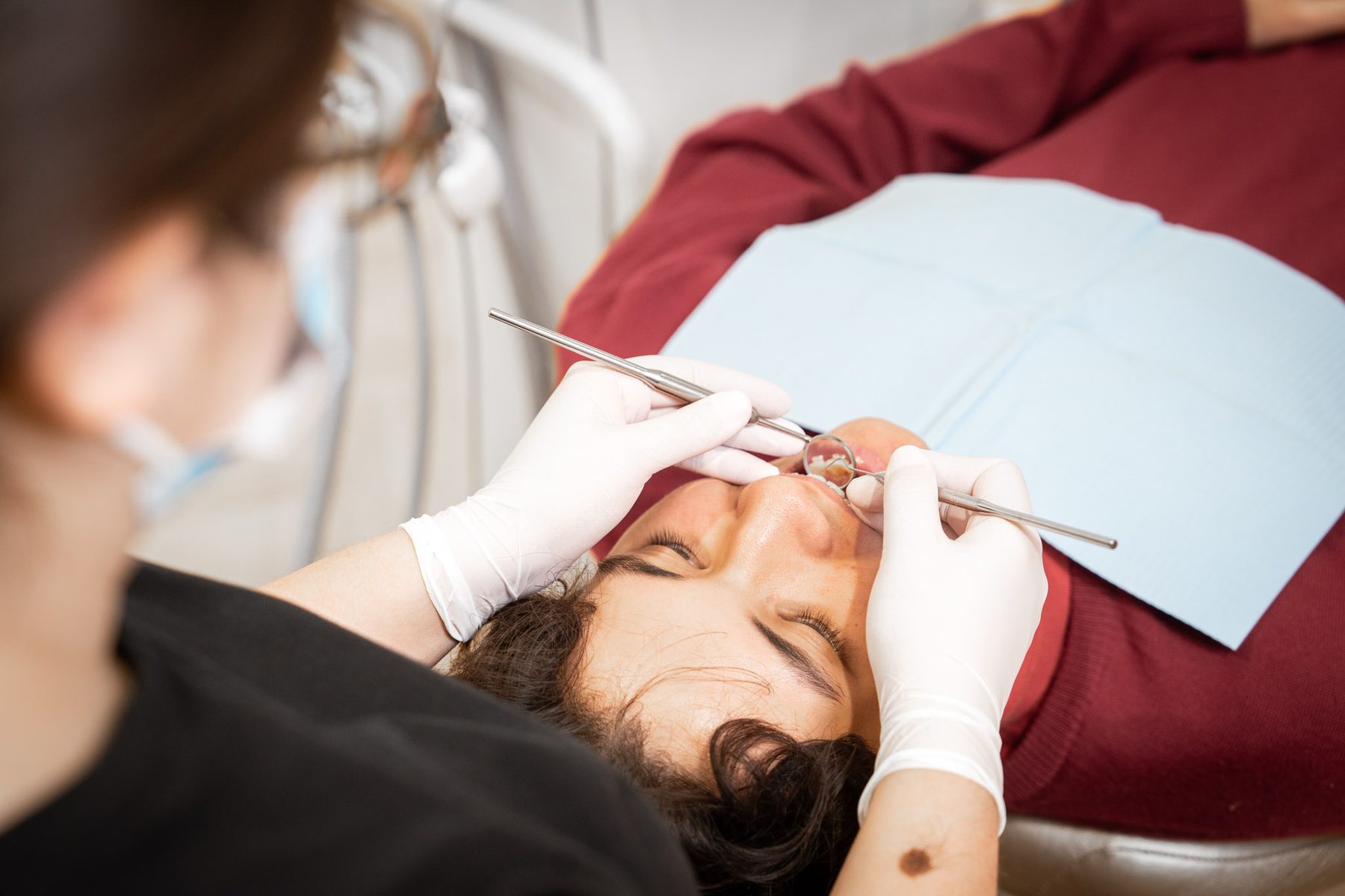 Examen au fauteuil d'une patiente adulte au cabinet DENTIO