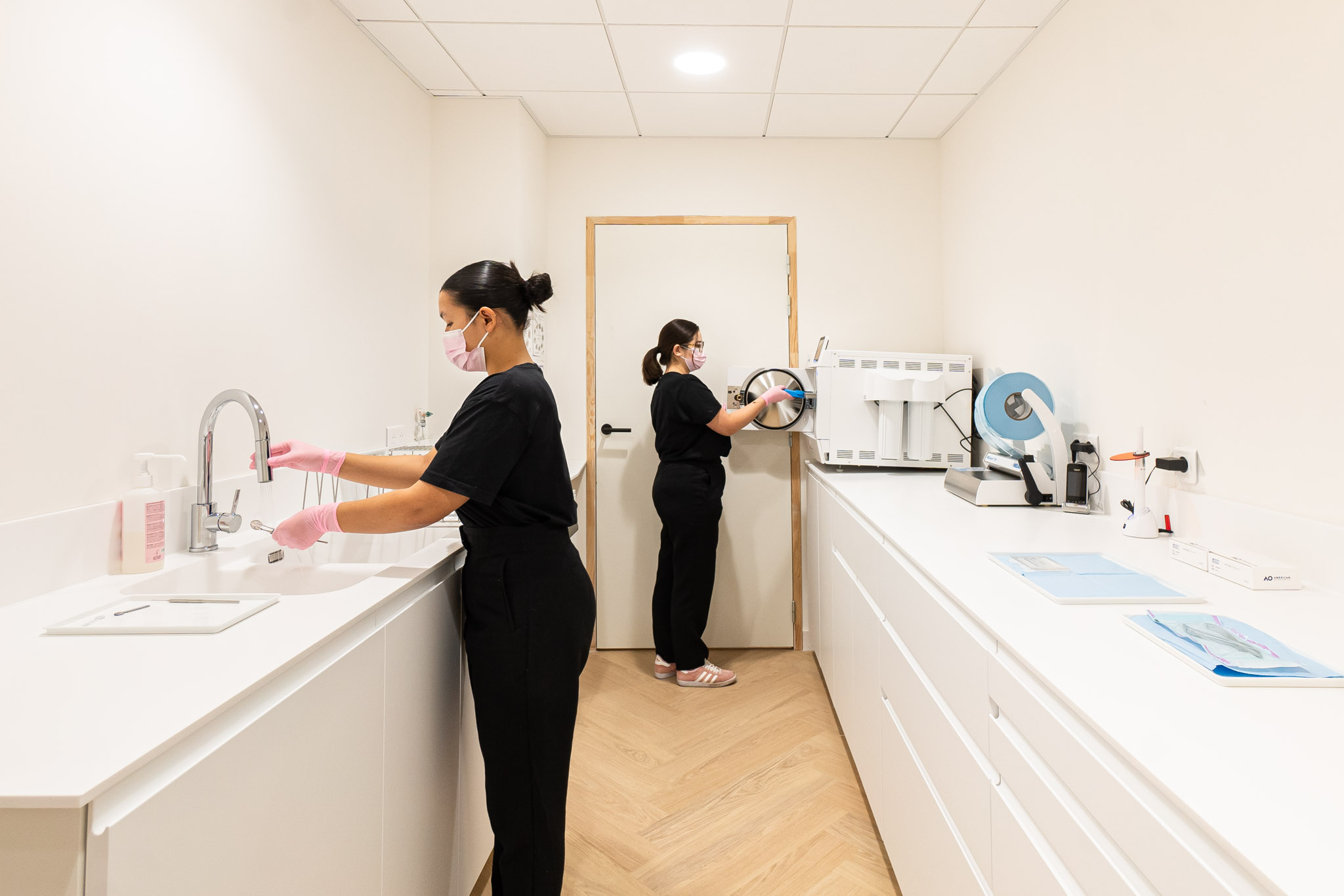 La salle de stérilisation : nettoyage des instruments au bac et mise en route de l'autoclave
